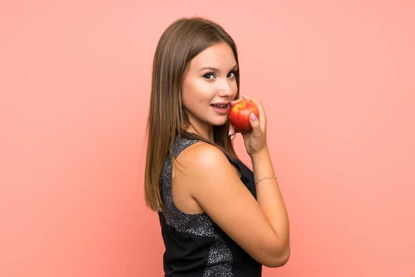 Adolescente Chica Con Una Manzana Sobre Fondo Aislado — Foto de Stock