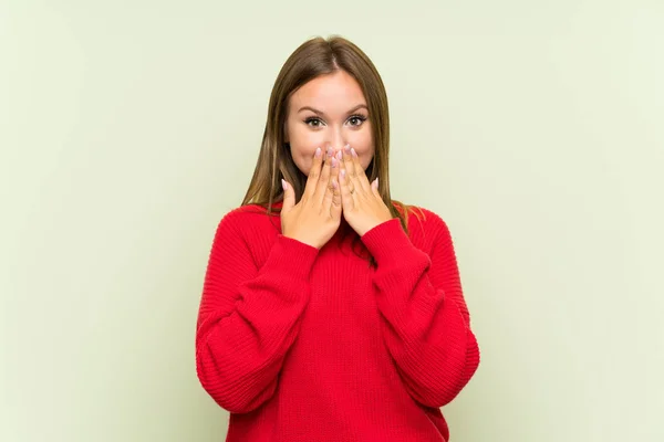 Tiener Meisje Geïsoleerde Groene Achtergrond Met Verrassing Gezichtsuitdrukking — Stockfoto