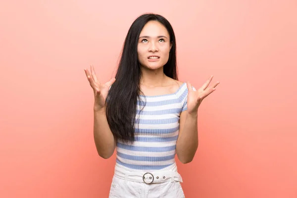 Adolescente Asiatico Ragazza Oltre Isolato Rosa Sfondo Frustrato Male Situazione — Foto Stock