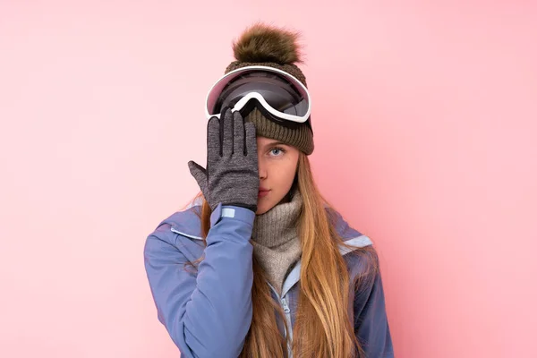 Lyžař Teenager Dívka Snowboarding Brýle Přes Izolované Růžové Pozadí Pokrývající — Stock fotografie