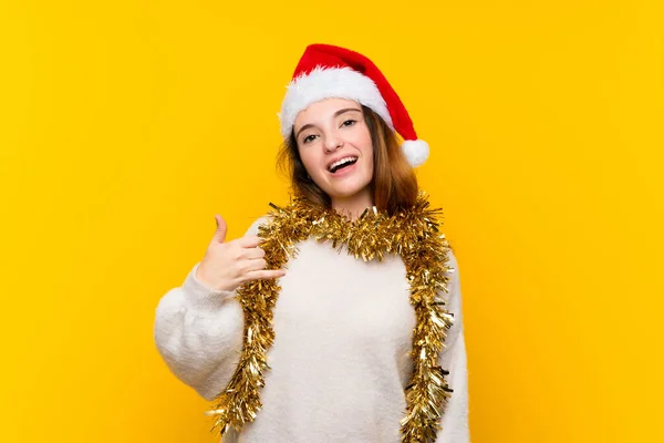 Meisje Met Kerst Hoed Geïsoleerde Gele Achtergrond Maken Telefoon Gebaar — Stockfoto