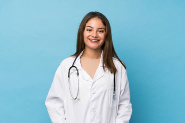 Genç esmer kız izole edilmiş mavi arka plan ve doktor önlüğü.