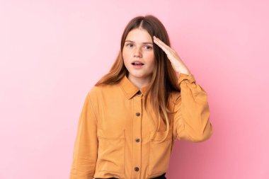 İzole edilmiş pembe geçmişi olan Ukraynalı genç kız bir şeyin farkına vardı ve çözüme niyetlendi.