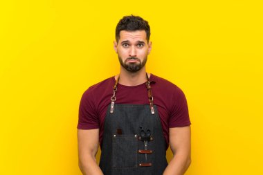 Önlüklü, üzgün berber.