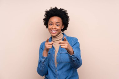 Tecrit edilmiş arka planda kalan Afrikalı Amerikalı kadın seni işaret ediyor.