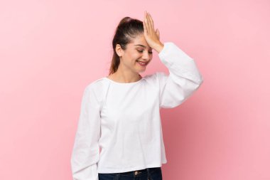 Soyutlanmış pembe arka planda genç esmer kız bir şey fark etti ve çözüme niyetlendi.