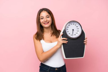 Tecrit edilmiş genç esmer kız