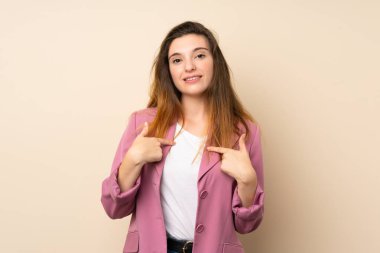 Spor ceketli genç esmer kız izole edilmiş bir geçmişi var ve yüzünde sürpriz bir ifade var.