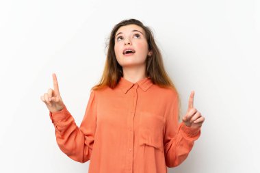 Genç esmer kız, soyutlanmış beyaz arka plan şaşırmış ve yukarı bakıyor.