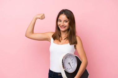 Tecrit edilmiş genç esmer kız