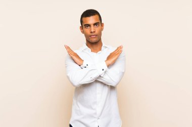 Genç, yakışıklı, esmer bir adam izole bir hayat sürüyor.