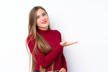 İzole edilmiş beyaz arka planda genç sarışın kız gülümserken bir fikir sunuyor.