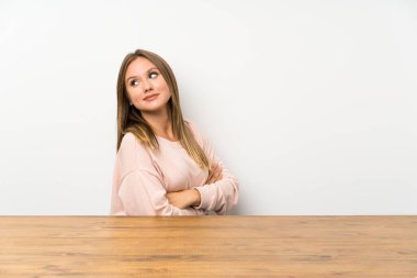 Bir masada gülen genç kız