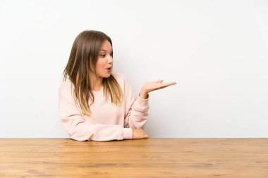 Telif uzayı hayali bir şeyi avucunun içinde tutan genç bir kız.