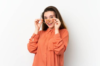 Genç esmer kız gözlüklü, izole edilmiş beyaz arka planda ve şaşırmış.