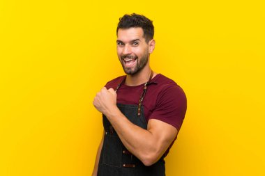 Bir önlük berber adam bir zafer kutluyor