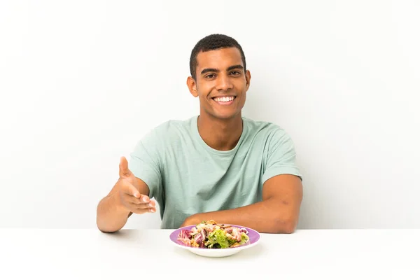 Ung Stilig Man Med Sallad Ett Bord Handskakning Efter Bra — Stockfoto