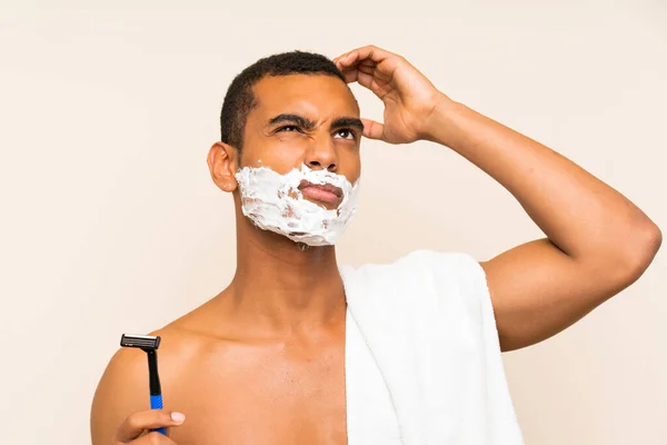 Jovem Homem Bonito Barbeando Sua Barba Sobre Fundo Isolado Com — Fotografia de Stock