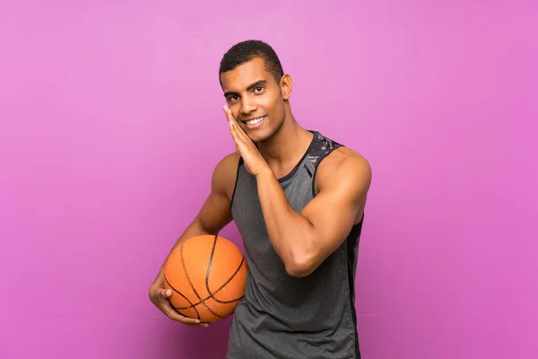 Jovem Desportista Com Bola Basquete Sobre Parede Roxa Isolada Sussurrando — Fotografia de Stock