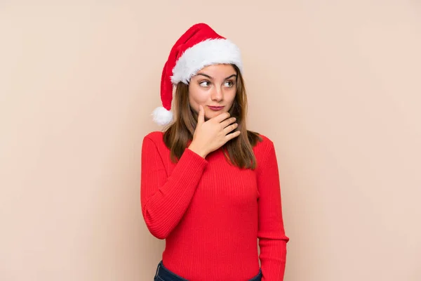 Chica Joven Con Sombrero Navidad Sobre Fondo Aislado Pensando Una —  Fotos de Stock