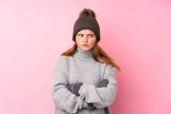 Adolescente Ucraniana Con Sombrero Invierno Sobre Fondo Rosa Aislado Pensando —  Fotos de Stock