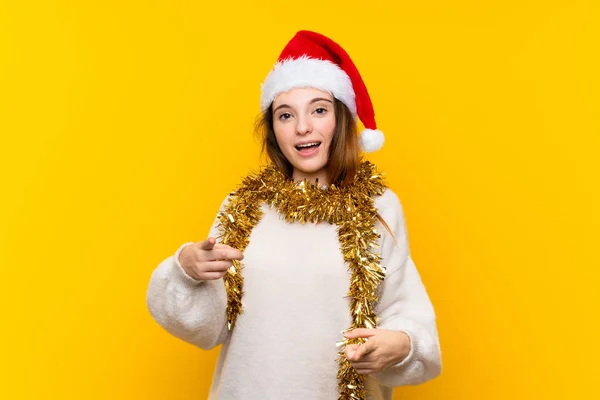 Chica Con Sombrero Navidad Sobre Aislados Puntos Fondo Amarillo Dedo —  Fotos de Stock