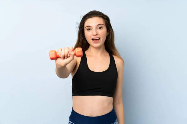 Jovem Mulher Esporte Com Levantamento Peso Sobre Fundo Azul Isolado — Fotografia de Stock