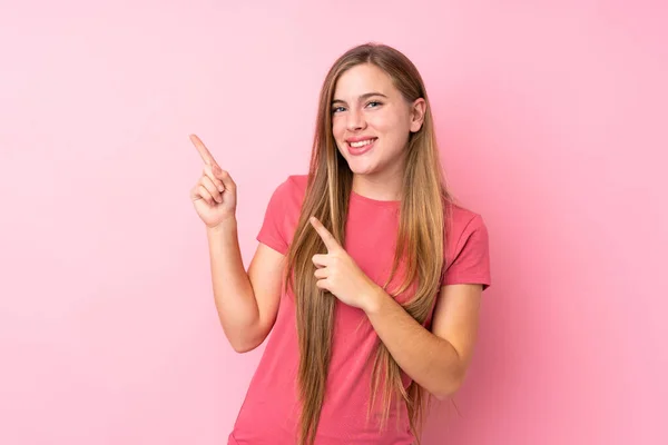 ティーンブロンド女の子上の隔離されたピンクバックグランドポインティング指へザ側 — ストック写真