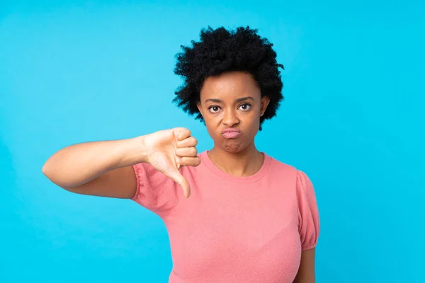 Afroamericano Donna Oltre Isolato Blu Sfondo Mostrando Pollice Verso Basso — Foto Stock