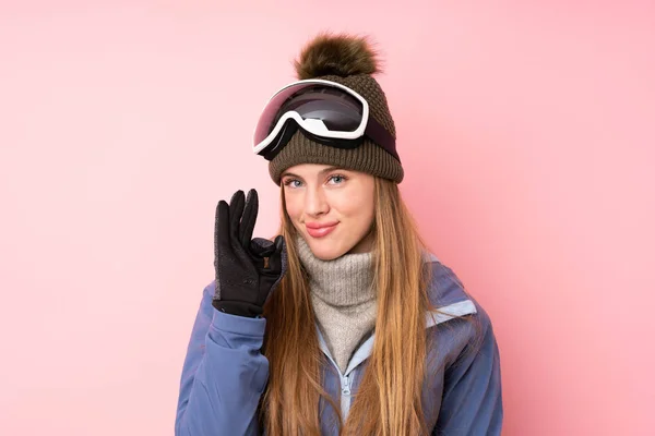 Lyžař Teenager Dívka Snowboarding Brýle Přes Izolované Růžové Pozadí Ukazující — Stock fotografie