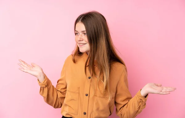 Ukrajinský Teenager Dívka Přes Izolované Růžové Pozadí Držení Copyspace Dvěma — Stock fotografie