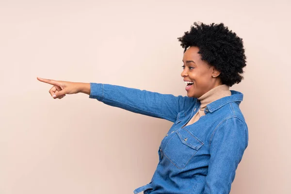 Afro Amerikaanse Vrouw Geïsoleerde Achtergrond Wijzend Vinger Naar Zijkant — Stockfoto