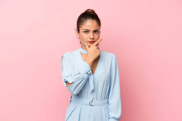 Chica Morena Joven Sobre Fondo Rosa Aislado Pensando Una Idea —  Fotos de Stock