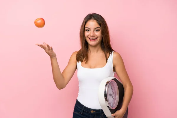 Ung Söt Flicka Med Våg Maskin Och Med Ett Äpple — Stockfoto