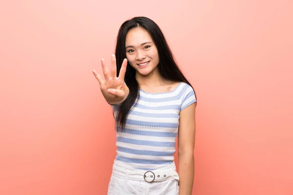Adolescent Asiatique Fille Sur Isolé Rose Fond Heureux Compter Quatre — Photo