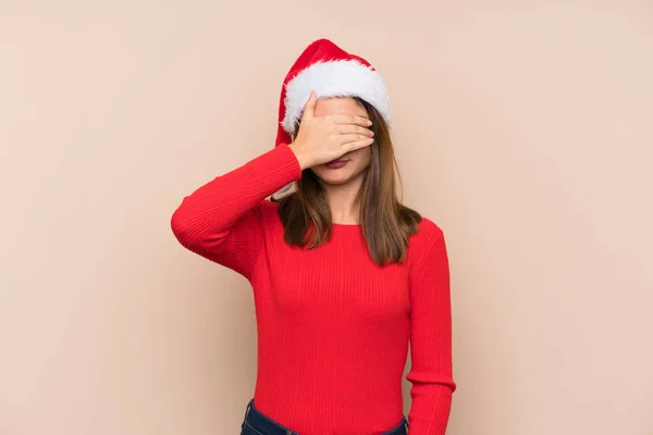 Menina Com Chapéu Natal Sobre Fundo Isolado Cobrindo Olhos Por — Fotografia de Stock