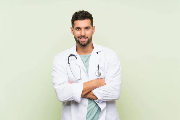 Joven Doctor Hombre Sobre Aislado Pared Verde Riendo —  Fotos de Stock