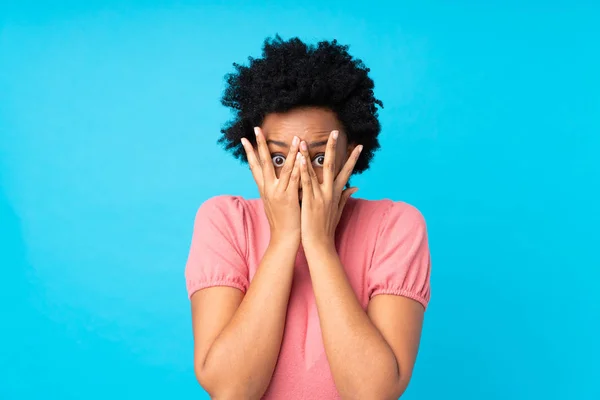 Africano Americano Mulher Sobre Isolado Fundo Azul Cobrindo Olhos Olhando — Fotografia de Stock