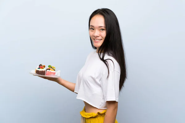 Έφηβη Ασιάτισσα Που Κρατάει Πολλά Διαφορετικά Κέικ Χαμογελώντας Πολύ — Φωτογραφία Αρχείου