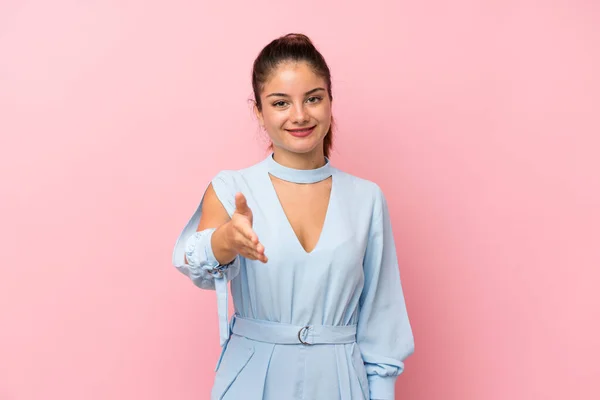 Ung Brunett Flicka Över Isolerad Rosa Bakgrund Handskakning Efter Bra — Stockfoto