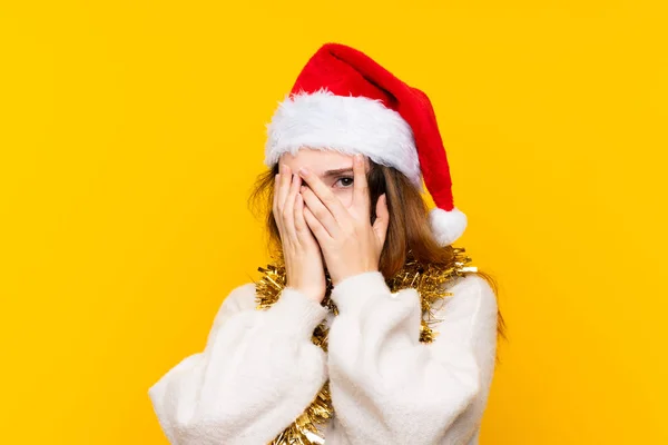 Chica Con Sombrero Navidad Sobre Fondo Amarillo Aislado Cubriendo Los —  Fotos de Stock