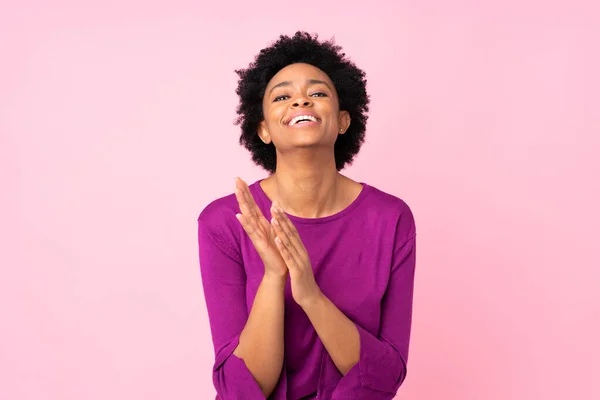 Femme Afro Américaine Sur Fond Rose Isolé Applaudissements Après Présentation — Photo