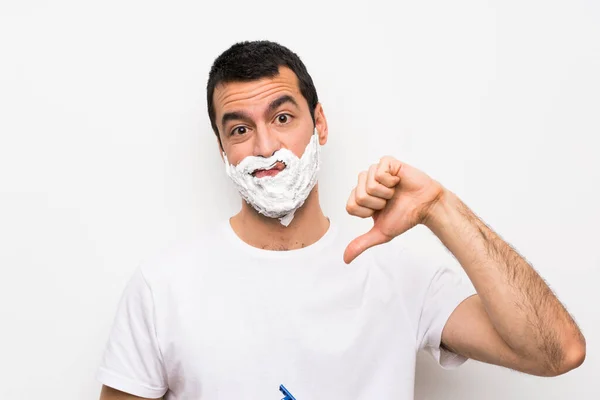 Homem Barbeando Sua Barba Sobre Fundo Branco Isolado Mostrando Polegar — Fotografia de Stock