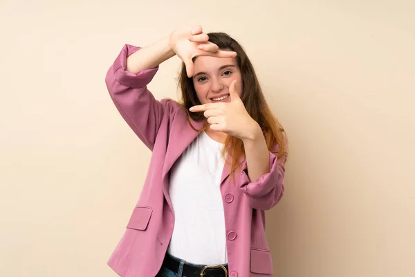 Chica Morena Joven Con Chaqueta Sobre Fondo Aislado Enfocando Cara — Foto de Stock