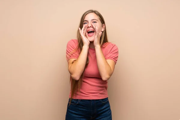 Teenager Blondýny Dívka Přes Izolované Pozadí Křičí Ústy Široce Otevřené — Stock fotografie