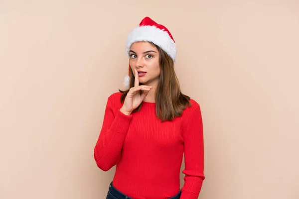 年轻姑娘头戴圣诞帽 背景孤寂 做着沉默的手势 — 图库照片