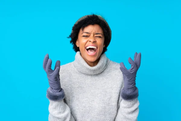 Afrikanische Amerikanerin Mit Wintermütze Über Isoliertem Blauem Hintergrund Unglücklich Und — Stockfoto