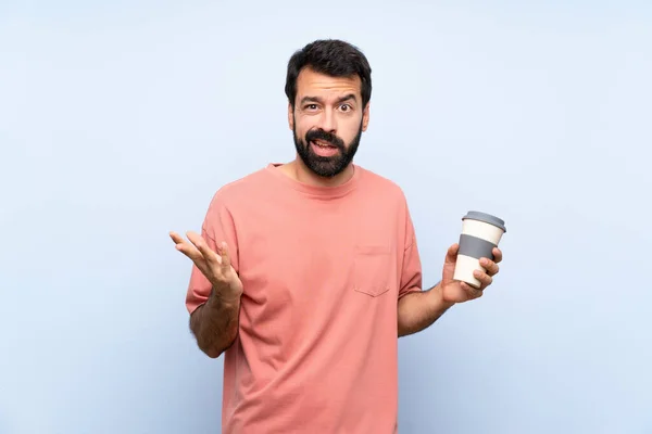 Jovem Com Barba Segurando Café Take Away Sobre Fundo Azul — Fotografia de Stock