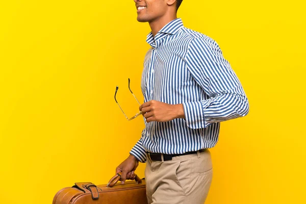 Brünetten Mann Mit Einem Vintage Aktentasche Über Isolierten Gelben Hintergrund — Stockfoto