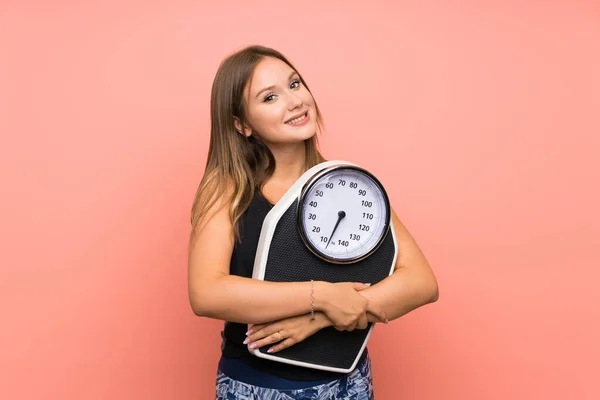 Adolescente Chica Con Máquina Pesaje Sobre Fondo Aislado —  Fotos de Stock